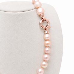 collar de perlas naturales rosas con cierre marinero
