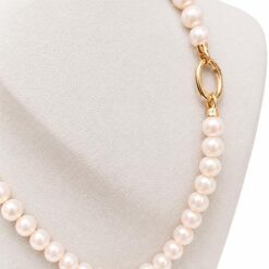 detalle collar perlas naturales cierre oval oro