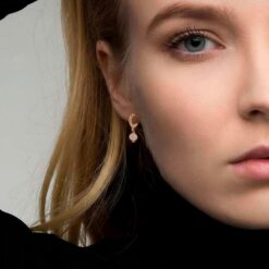 Pendientes de perla natural hechos a mano en taller joyero con más de 30 años de experiencia