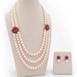 Conjunto de collar y pendientes de perlas naturales con amatista y rubíes