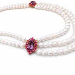 Collar de tres vueltas de perlas naturales con detalles de amatista y rubíes