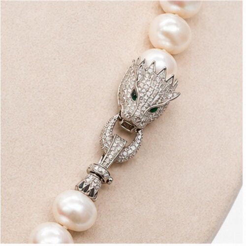 Detalle del cierre pantera de plata 925 con circonita cúbica y ojos verdes