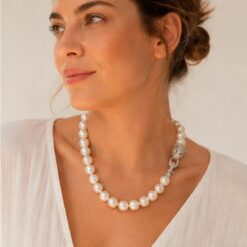 modelo llevando collar de perlas naturales grandes con cierre pantera